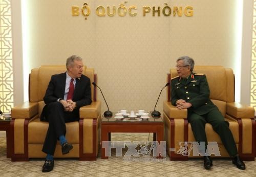 Vize-Verteidigungsminister Nguyen Chi Vinh empfängt US-Botschafter Ted Osius - ảnh 1